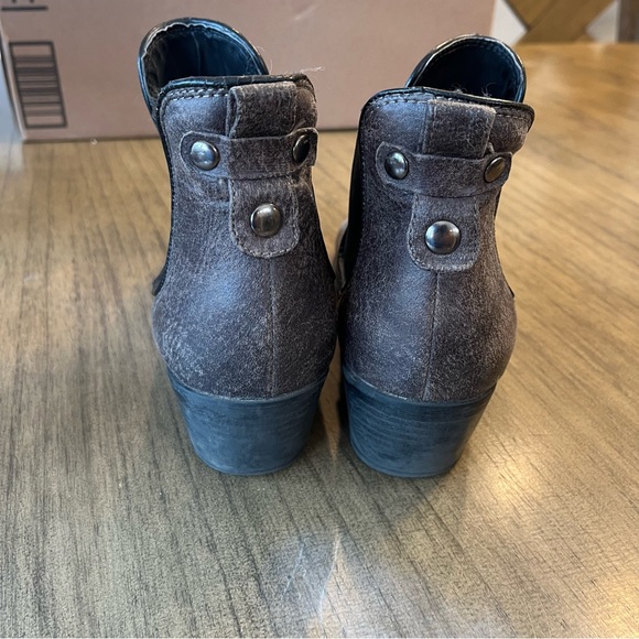 cute ankle boots
brand soda
size 8
good condition - Picture 3 of 5